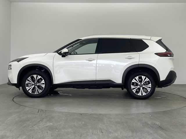 日産 エクストレイル X e－4ORCE 兵庫県 2023(令5)年 0.6万km ブリリアントホワイトパール ・ワンオーナー車/・社外９型ナビ/TV/Ｂｌｕｅｔｏｏｔｈ/SD/CD/DVD/・バックカメラ/・ブラインドスポットモニター/・プロパイロット/・パワーバックドア/・ビルトインＥＴＣ/・ルーフレール/・シートヒーター（運転席/助手席）/・パワーシート/・ステアリングヒーター/・アダクティブクルーズ/・オートＬＥＤライト/・スマートキー/・スペアキー/・衝突軽減ブレーキ/・レーンキープアシスト/・横滑り防止装置/・オートマチックハイビーム/・コーナーセンサー/・ダウンヒルアシストコントロール/・フロアマット/・純正AW/・ルーフレール/・電動パーキングブレーキ/・オートブレーキホールド/・ステアリングスイッチ