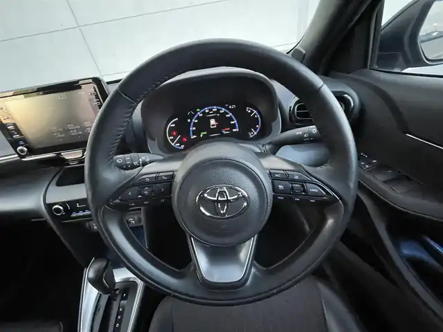 トヨタ ヤリスクロス ハイブリッド Z 千葉県 2023(令5)年 3.6万km ブラックマイカ/ベージュ 2トーン トヨタセーフティセンス/・衝突軽減ブレーキ/レーンキープアシスト/・レーダークルーズコントロール/オートハイビーム/・クリアランスソナー/純正メーカーディスプレイナビ/・BT/USB/カープレイ/全方位カメラ/ステアリングスイッチ/ETC/電動パーキングブレーキ/ハーフレザーシート/パワーシート(D席)/シートヒーター(D/N席)/ステアリングヒーター/LEDヘッドライト/オートライト/スマートキー/プッシュスタート/純正フロアマット/純正18インチAW