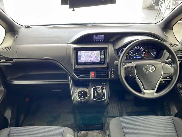 トヨタ ノア ハイブリッド X 兵庫県 2017(平29)年 3.8万km シルバーM ・社外ナビ/Bluetooth/CD/DVD/USB/TV/・バックカメラ/・Toyota Safety Sense C/・プリクラッシュセーフティシステム（レーザーレーダー＋単眼カメラ方式）/・レーンディパーチャーアラート/・オートマチックハイビーム/・クルーズコントロール/・先行車発進告知機能/・車両接近通報装置/・両側パワースライドドア/・ウィンカーミラー/・純正フロアマット/・純正15インチアルミホイール/・Bi-Beam LEDヘッドランプ/・ビルトインETC/・前方ドライブレコーダー/・スマートキー/・プッシュスタートボタン