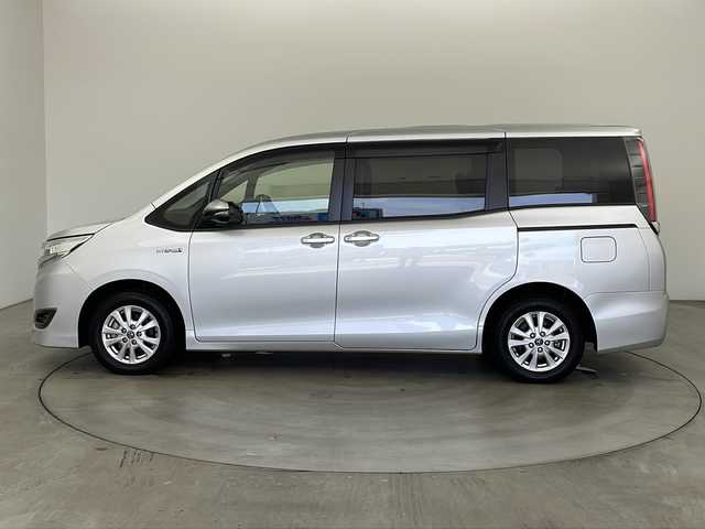 トヨタ ノア ハイブリッド X 兵庫県 2017(平29)年 3.8万km シルバーM ・社外ナビ/Bluetooth/CD/DVD/USB/TV/・バックカメラ/・Toyota Safety Sense C/・プリクラッシュセーフティシステム（レーザーレーダー＋単眼カメラ方式）/・レーンディパーチャーアラート/・オートマチックハイビーム/・クルーズコントロール/・先行車発進告知機能/・車両接近通報装置/・両側パワースライドドア/・ウィンカーミラー/・純正フロアマット/・純正15インチアルミホイール/・Bi-Beam LEDヘッドランプ/・ビルトインETC/・前方ドライブレコーダー/・スマートキー/・プッシュスタートボタン