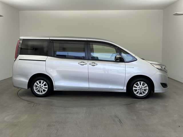 トヨタ ノア ハイブリッド X 兵庫県 2017(平29)年 3.8万km シルバーM ・社外ナビ/Bluetooth/CD/DVD/USB/TV/・バックカメラ/・Toyota Safety Sense C/・プリクラッシュセーフティシステム（レーザーレーダー＋単眼カメラ方式）/・レーンディパーチャーアラート/・オートマチックハイビーム/・クルーズコントロール/・先行車発進告知機能/・車両接近通報装置/・両側パワースライドドア/・ウィンカーミラー/・純正フロアマット/・純正15インチアルミホイール/・Bi-Beam LEDヘッドランプ/・ビルトインETC/・前方ドライブレコーダー/・スマートキー/・プッシュスタートボタン