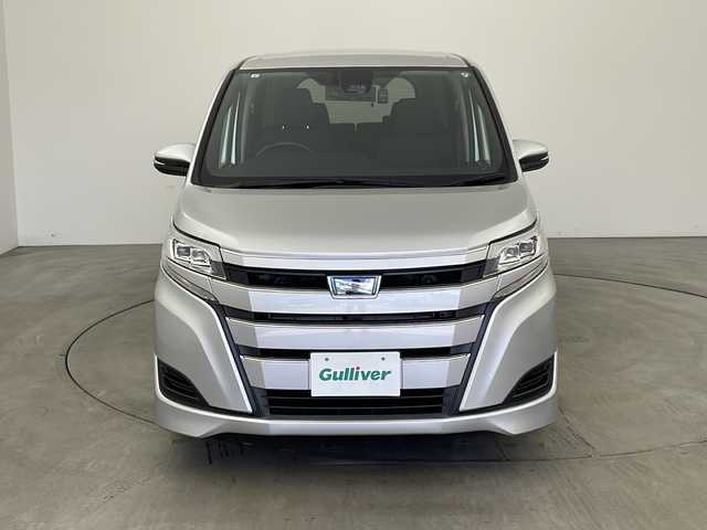 トヨタ ノア ハイブリッド X 兵庫県 2017(平29)年 3.8万km シルバーM ・社外ナビ/Bluetooth/CD/DVD/USB/TV/・バックカメラ/・Toyota Safety Sense C/・プリクラッシュセーフティシステム（レーザーレーダー＋単眼カメラ方式）/・レーンディパーチャーアラート/・オートマチックハイビーム/・クルーズコントロール/・先行車発進告知機能/・車両接近通報装置/・両側パワースライドドア/・ウィンカーミラー/・純正フロアマット/・純正15インチアルミホイール/・Bi-Beam LEDヘッドランプ/・ビルトインETC/・前方ドライブレコーダー/・スマートキー/・プッシュスタートボタン