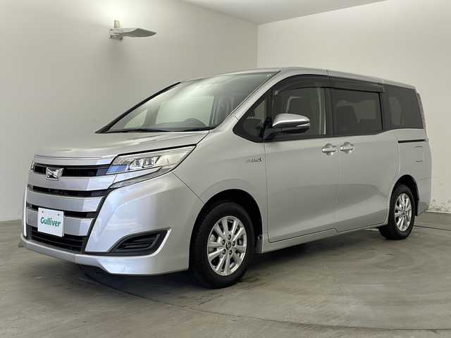 トヨタ ノア ハイブリッド X 兵庫県 2017(平29)年 3.8万km シルバーM ・社外ナビ/Bluetooth/CD/DVD/USB/TV/・バックカメラ/・Toyota Safety Sense C/・プリクラッシュセーフティシステム（レーザーレーダー＋単眼カメラ方式）/・レーンディパーチャーアラート/・オートマチックハイビーム/・クルーズコントロール/・先行車発進告知機能/・車両接近通報装置/・両側パワースライドドア/・ウィンカーミラー/・純正フロアマット/・純正15インチアルミホイール/・Bi-Beam LEDヘッドランプ/・ビルトインETC/・前方ドライブレコーダー/・スマートキー/・プッシュスタートボタン