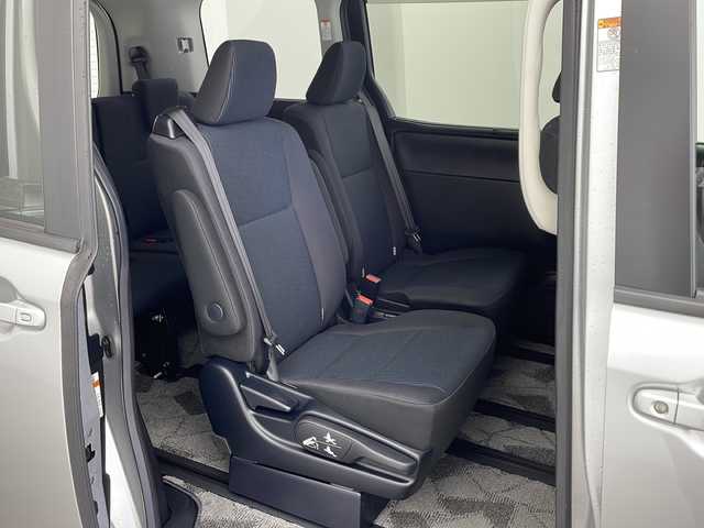 トヨタ ノア ハイブリッド X 兵庫県 2017(平29)年 3.8万km シルバーM ・社外ナビ/Bluetooth/CD/DVD/USB/TV/・バックカメラ/・Toyota Safety Sense C/・プリクラッシュセーフティシステム（レーザーレーダー＋単眼カメラ方式）/・レーンディパーチャーアラート/・オートマチックハイビーム/・クルーズコントロール/・先行車発進告知機能/・車両接近通報装置/・両側パワースライドドア/・ウィンカーミラー/・純正フロアマット/・純正15インチアルミホイール/・Bi-Beam LEDヘッドランプ/・ビルトインETC/・前方ドライブレコーダー/・スマートキー/・プッシュスタートボタン