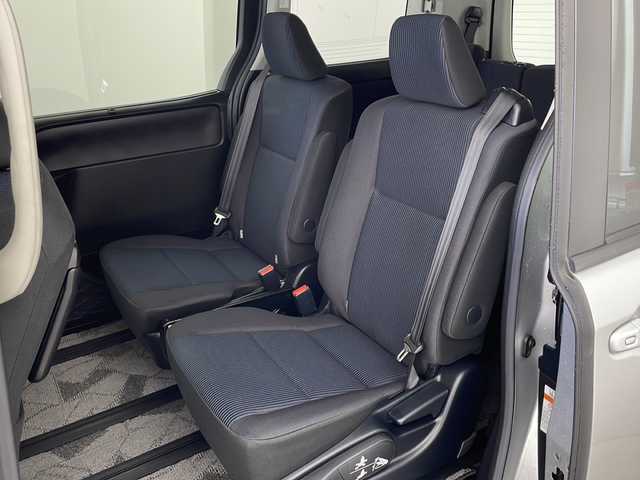 トヨタ ノア ハイブリッド X 兵庫県 2017(平29)年 3.8万km シルバーM ・社外ナビ/Bluetooth/CD/DVD/USB/TV/・バックカメラ/・Toyota Safety Sense C/・プリクラッシュセーフティシステム（レーザーレーダー＋単眼カメラ方式）/・レーンディパーチャーアラート/・オートマチックハイビーム/・クルーズコントロール/・先行車発進告知機能/・車両接近通報装置/・両側パワースライドドア/・ウィンカーミラー/・純正フロアマット/・純正15インチアルミホイール/・Bi-Beam LEDヘッドランプ/・ビルトインETC/・前方ドライブレコーダー/・スマートキー/・プッシュスタートボタン