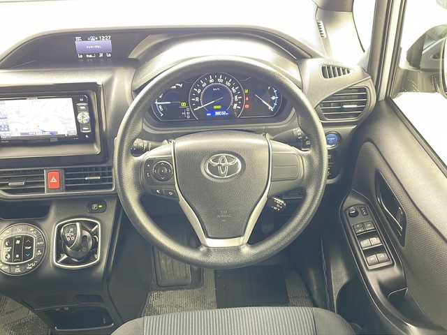 トヨタ ノア ハイブリッド X 兵庫県 2017(平29)年 3.8万km シルバーM ・社外ナビ/Bluetooth/CD/DVD/USB/TV/・バックカメラ/・Toyota Safety Sense C/・プリクラッシュセーフティシステム（レーザーレーダー＋単眼カメラ方式）/・レーンディパーチャーアラート/・オートマチックハイビーム/・クルーズコントロール/・先行車発進告知機能/・車両接近通報装置/・両側パワースライドドア/・ウィンカーミラー/・純正フロアマット/・純正15インチアルミホイール/・Bi-Beam LEDヘッドランプ/・ビルトインETC/・前方ドライブレコーダー/・スマートキー/・プッシュスタートボタン