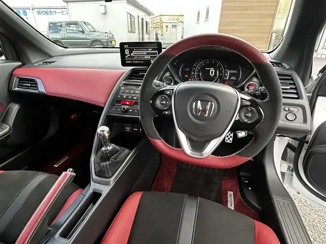 ホンダ Ｓ６６０ モデューロX バージョンZ 福島県 2021(令3)年 0.1万km プレミアムスターホワイトP Modulo X 特別仕様車（Version Z）/6F/特別仕様車専用装備/・専用ブラックアクティブスポイラー（ガーニーフラップ付）/・専用Version Zロゴ入りアルミ製コンソールプレート/・ブラックエンブレム/ModuloX共通装備/・専用スポーツレザーシート/（本革×ラックス スェード(R)/ボルドーレッド×ブラック/Modulo Xロゴ入り）/・本革巻ステアリングホイール/・チタン製シフトノブ×アルカンターラシフトブーツ/（グレーステッチ）/・専用アルカンターラ(R)×本革製サイドブレーキカバー/・グリル一体型専用フロントバンパー/・専用カラードドアミラー/・ロールトップ（ボルドーレッド）/・専用サスペンション（5段階減衰力調整機構付）/ModuloR15アルミホイール/純正ディスプレイオーディオ/「AM/FM/BT/HDMI」/バックカメラ/前席シートヒーター・クーラー/ETC/プッシュスタート/キーレスエントリー/取説・保証書・スペアキー有