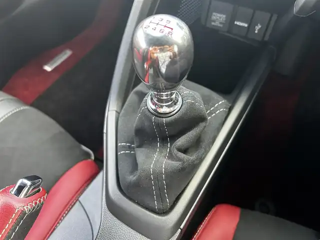 ホンダ Ｓ６６０ モデューロX バージョンZ 福島県 2021(令3)年 0.1万km プレミアムスターホワイトP Modulo X 特別仕様車（Version Z）/6F/特別仕様車専用装備/・専用ブラックアクティブスポイラー（ガーニーフラップ付）/・専用Version Zロゴ入りアルミ製コンソールプレート/・ブラックエンブレム/ModuloX共通装備/・専用スポーツレザーシート/（本革×ラックス スェード(R)/ボルドーレッド×ブラック/Modulo Xロゴ入り）/・本革巻ステアリングホイール/・チタン製シフトノブ×アルカンターラシフトブーツ/（グレーステッチ）/・専用アルカンターラ(R)×本革製サイドブレーキカバー/・グリル一体型専用フロントバンパー/・専用カラードドアミラー/・ロールトップ（ボルドーレッド）/・専用サスペンション（5段階減衰力調整機構付）/ModuloR15アルミホイール/純正ディスプレイオーディオ/「AM/FM/BT/HDMI」/バックカメラ/前席シートヒーター・クーラー/ETC/プッシュスタート/キーレスエントリー/取説・保証書・スペアキー有