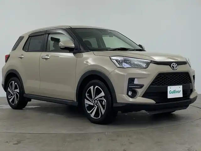 トヨタ ライズ Z 鹿児島県 2023(令5)年 2.4万km ナチュラルベージュマイカM 純正ディスプレイオーディオ/(BT/AM/FM/HDMI/フルセグTV)/スマートアシストIII/・衝突軽減ブレーキ/・レーダークルーズコントロール/・レーンキープアシスト/・先行車お知らせ機能/・誤発進抑制機能/・オートマチックハイビーム/前後コーナーセンサー/バックカメラ/電動パーキングブレーキ/オートホールド/前席シートヒーター/前後ドライブレコーダー/ETC/純正17インチアルミホイール/純正フロアマット/純正LEDヘッドライト/アイドリングストップ