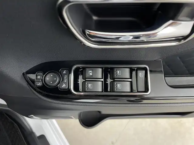 ダイハツ タント カスタム RS スタイルセレクション 鹿児島県 2022(令4)年 1.8万km シャイニングホワイトパール スマートアシストIII/ディーラーオプションナビ/（Bluetooth/CD/DVD/AM/FM/フルセグTV）/アイドリングストップ/ターボ/スペアキー/純正フリップダウンモニター/ビルトインETC/バックカメラ/全方位カメラ/ベンチシート/前後ドライブレコーダー/純正フロアマット/前席シートヒーター/ハーフレザーシート/両側パワースライドドア/純正15インチAW/前後コーナーセンサー/レーンキープアシスト/レーダークルーズコントロール/革巻ステアリング/電動パーキングブレーキ/オートホールド