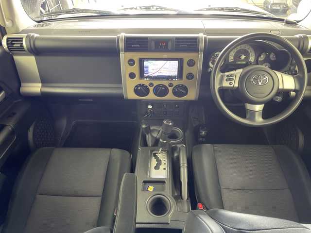 トヨタ ＦＪクルーザー 道央・札幌 2014(平26)年 9.6万km ベージュ/ホワイト ・4WD/・社外ナビ（AVIC-MRZ077）/・BT/CD/DVD/SD/フルセグTV/・バックカメラ/・クルーズコントロール/・社外LEDヘッドライト/フロントフォグランプ/・リモコンキー×2/・ETC/社外ドライブレコーダー前方/・ABS/・横滑り防止装置/・センターデフロック/・ルーフキャリア/・積込スタッドレス純正ホイール付