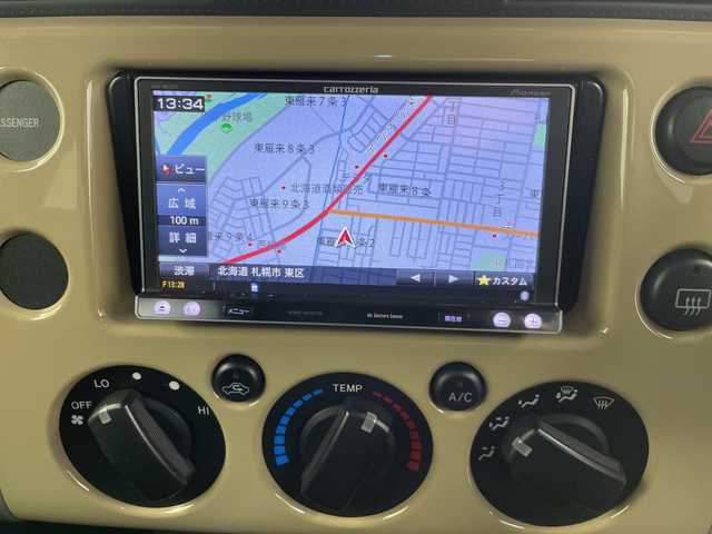 トヨタ ＦＪクルーザー 道央・札幌 2014(平26)年 9.6万km ベージュ/ホワイト ・4WD/・社外ナビ（AVIC-MRZ077）/・BT/CD/DVD/SD/フルセグTV/・バックカメラ/・クルーズコントロール/・社外LEDヘッドライト/フロントフォグランプ/・リモコンキー×2/・ETC/社外ドライブレコーダー前方/・ABS/・横滑り防止装置/・センターデフロック/・ルーフキャリア/・積込スタッドレス純正ホイール付