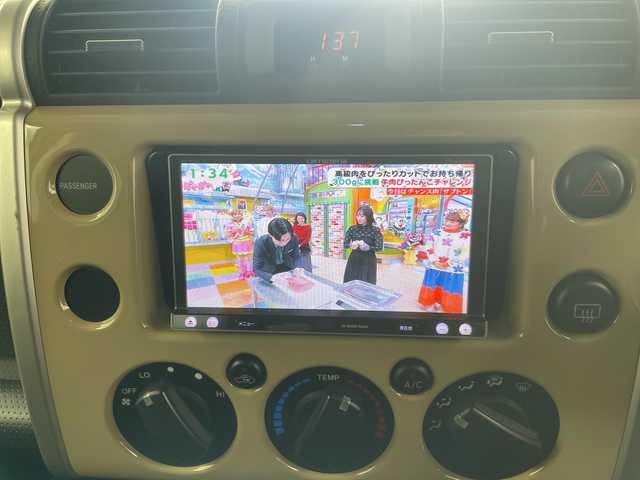 トヨタ ＦＪクルーザー 道央・札幌 2014(平26)年 9.6万km ベージュ/ホワイト ・4WD/・社外ナビ（AVIC-MRZ077）/・BT/CD/DVD/SD/フルセグTV/・バックカメラ/・クルーズコントロール/・社外LEDヘッドライト/フロントフォグランプ/・リモコンキー×2/・ETC/社外ドライブレコーダー前方/・ABS/・横滑り防止装置/・センターデフロック/・ルーフキャリア/・積込スタッドレス純正ホイール付