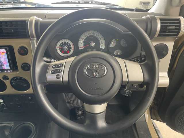 トヨタ ＦＪクルーザー 道央・札幌 2014(平26)年 9.6万km ベージュ/ホワイト ・4WD/・社外ナビ（AVIC-MRZ077）/・BT/CD/DVD/SD/フルセグTV/・バックカメラ/・クルーズコントロール/・社外LEDヘッドライト/フロントフォグランプ/・リモコンキー×2/・ETC/社外ドライブレコーダー前方/・ABS/・横滑り防止装置/・センターデフロック/・ルーフキャリア/・積込スタッドレス純正ホイール付