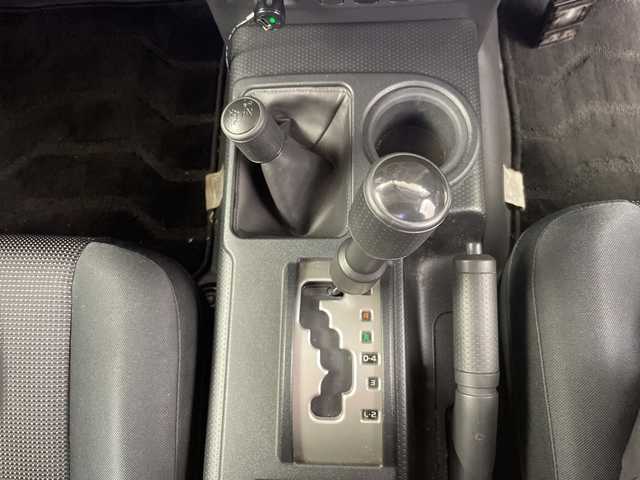 トヨタ ＦＪクルーザー 道央・札幌 2014(平26)年 9.6万km ベージュ/ホワイト ・4WD/・社外ナビ（AVIC-MRZ077）/・BT/CD/DVD/SD/フルセグTV/・バックカメラ/・クルーズコントロール/・社外LEDヘッドライト/フロントフォグランプ/・リモコンキー×2/・ETC/社外ドライブレコーダー前方/・ABS/・横滑り防止装置/・センターデフロック/・ルーフキャリア/・積込スタッドレス純正ホイール付