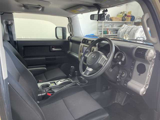 トヨタ ＦＪクルーザー 道央・札幌 2014(平26)年 9.6万km ベージュ/ホワイト ・4WD/・社外ナビ（AVIC-MRZ077）/・BT/CD/DVD/SD/フルセグTV/・バックカメラ/・クルーズコントロール/・社外LEDヘッドライト/フロントフォグランプ/・リモコンキー×2/・ETC/社外ドライブレコーダー前方/・ABS/・横滑り防止装置/・センターデフロック/・ルーフキャリア/・積込スタッドレス純正ホイール付