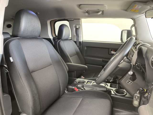 トヨタ ＦＪクルーザー 道央・札幌 2014(平26)年 9.6万km ベージュ/ホワイト ・4WD/・社外ナビ（AVIC-MRZ077）/・BT/CD/DVD/SD/フルセグTV/・バックカメラ/・クルーズコントロール/・社外LEDヘッドライト/フロントフォグランプ/・リモコンキー×2/・ETC/社外ドライブレコーダー前方/・ABS/・横滑り防止装置/・センターデフロック/・ルーフキャリア/・積込スタッドレス純正ホイール付