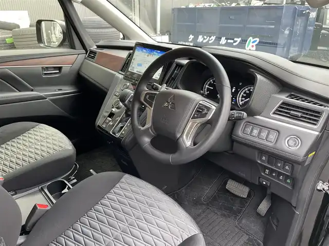 三菱 デリカＤ：５ G パワーパッケージ 滋賀県 2024(令6)年 0.3万km ブラックダイヤモンド 純正10.1インチナビ/（Bluetooth/フルセグTV/CD/DVD）/全方位カメラ/両側パワースライドドア/追従クルーズコントロール/LEDヘッドライト/オートハイビーム/レーンキープアシスト/センターデフロック/衝突軽減ブレーキ/D席パワーシート/D席・N席シートヒーター/電動パーキングブレーキ/オートブレーキホールド/電動リアゲート/盗難防止装置/ステアリングヒーター/プッシュスタート/スマートキー