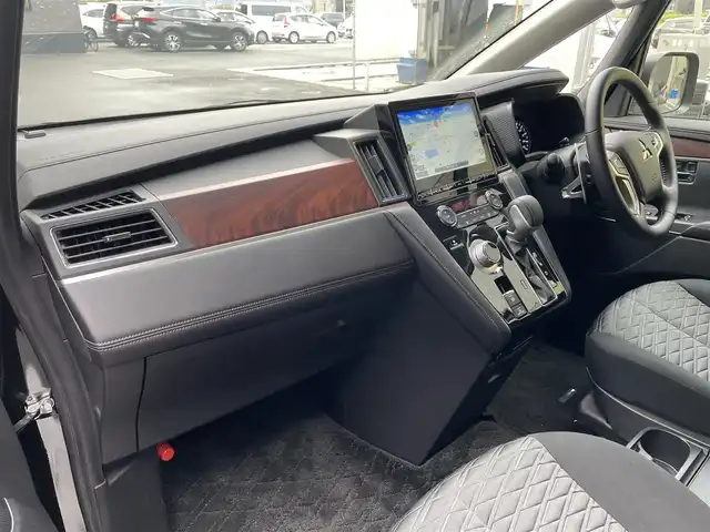 三菱 デリカＤ：５ G パワーパッケージ 滋賀県 2024(令6)年 0.3万km ブラックダイヤモンド 純正10.1インチナビ/（Bluetooth/フルセグTV/CD/DVD）/全方位カメラ/両側パワースライドドア/追従クルーズコントロール/LEDヘッドライト/オートハイビーム/レーンキープアシスト/センターデフロック/衝突軽減ブレーキ/D席パワーシート/D席・N席シートヒーター/電動パーキングブレーキ/オートブレーキホールド/電動リアゲート/盗難防止装置/ステアリングヒーター/プッシュスタート/スマートキー