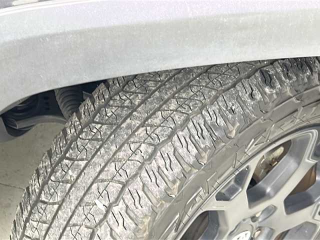 トヨタ ＲＡＶ４ アドベンチャー オフロードPKG 宮城県 2021(令3)年 4.4万km グレーメタリック 禁煙車/トヨタセーフティーセンス/・レーダークルーズコントロール/・プリクラッシュセーフティーシステム/・レーントレーシングアシスト/・リヤクロストラフィックアラート/・パーキングサポートブレーキ/・ロードサインアシスト/・オートマチックハイビーム/・先行車発進お知らせ/・クリアランスソナー/ブラインドスポットモニター/純正9インチディスプレイオーディオ/（BT.AM.FM.USB.Miracast.LINEmusic）/バックカメラ/ビルトインETC2.0/電動パーキングブレーキ/AUTOHOLD/運転席パワーシート/合皮シート/革巻きステアリング/ステアリングスイッチ/プッシュスタート/スマートキー/ダウンヒルアシスト/社外フロアマット/ドアバイザー/ルーフレール/純正18インチアルミホイール/LEDヘッドライト/フォグランプ/横滑り防止機能/コーナーセンサー