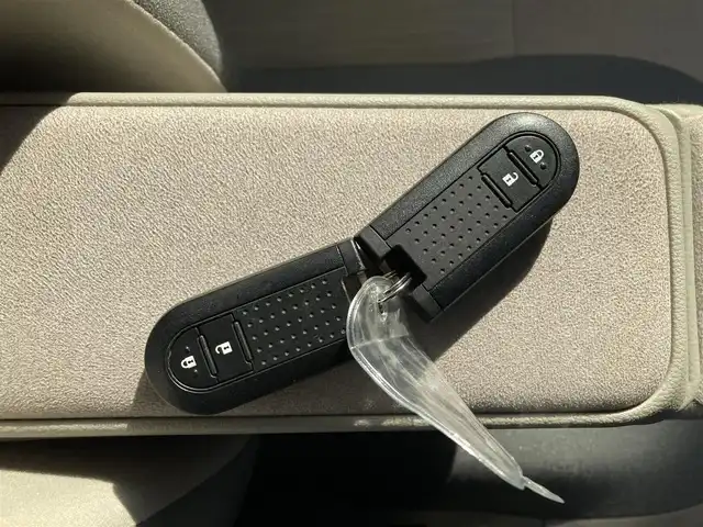 ダイハツ キャスト スタイル G ターボ SAⅢ 香川県 2018(平30)年 4.1万km ダークエメラルドマイカ 登録時走行距離：40487km/純正ルーフキャリア/純正オーディオ/　CD AUX/スマートアシスト/横滑り防止装置/アイドリングストップ/オートハイビーム/LEDヘッドライト/オートライト/レベライザヘッドライト/ETC/シートヒーター/プッシュスタート/スマートキー/スペアキー/取扱説明書/新車時保証書/ワンオーナー