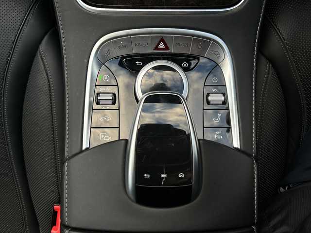 メルセデス・ベンツ Ｓ４００ AMGライン 大阪府 2017(平29)年 4.4万km ダイヤモンドホワイト ダイワモンドホワイト（799）/パノラミックスライディングルーフ/レザーエクスクルーシブパッケージ/・Burmesterサウンドシステム/・ナッパレザーシート/・リラクゼーション機能/・シートヒータープラス/・マルチコントロールシートバック/・ドライビングダイナミックシート/・赤外線反射・ノイズ軽減ガラス/AMGライン/・AMGスタイリングパッケージ/・19インチAMG5スポークアルミニウム/・メルセデスロゴ付きブレーキキャリパー/・ドリルベンチレーテッドディスク/・ステンレスアクセル・ブレーキペダル/・ブラックハイグロスポプラウッドインテリアトリム/・ヘッドアップディスプレイ/・本革巻ウッドステアリング/12インチワイドディスプレイ/・フルセグ/BT/AM/FM/360°カメラ/メモリシート/パワーシート/シートヒーター/エアシート/レーダーセーフティーパッケージ/エアーバランスパッケージ/LEDヘッドライト/アンビエントライト64色/取扱説明書/保証書/スペアキー