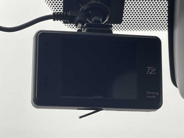トヨタ ノア Si 愛知県 2017(平29)年 5.6万km ブラック 純正９インチナビ　NSZT-Y66T（CD・DVD・フルセグ・BT）/純正１２インチフリップダウンモニター　/バックカメラ　/ＭＴモード付ＡＴ/純正前方ドライブレコーダー/ビルトインＥＴＣ２．０　/トヨタセーフティセンス/・プリクラッシュセーフティ/・レーンディパーチャーアラート/・クルーズコントロール/・オートマチックハイビーム/・先行車発進お知らせ機能/・トラクションコントール/横滑り防止/アイドリングストップ/純正フロアマット/純正１６インチAW/オートライト/LEDヘッドライト/フォグライト/スマートキー/プッシュスタート/保証書/取扱説明書