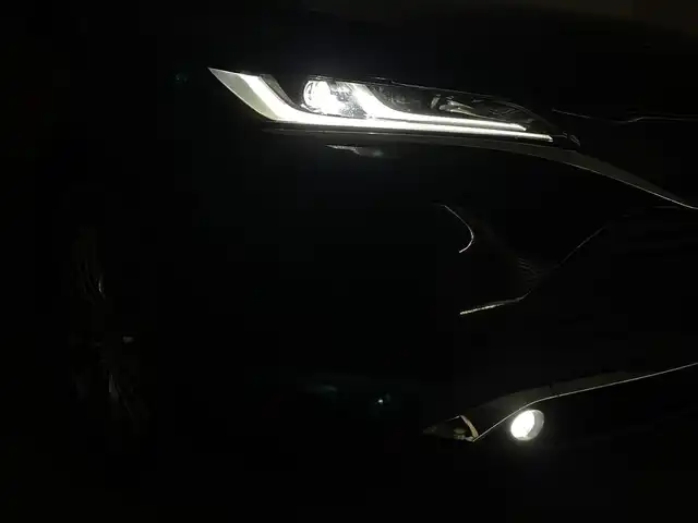 トヨタ ハリアー ハイブリッド Z レザーパッケージ 群馬県 2021(令3)年 4.4万km プレシャスブラックパール 調光パノラマルーフ(電動シェード/挟み込み防止機能付)/パノラミックビューモニター(シースルービュー機能付)/＝＝＝＝＝＝＝＝＝＝＝＝/12.3インチディスプレイオーディオ/(AM/FM/Bluetooth/フルセグTV/USB/AUX//AppleCarPlay/AndroidAuto)/ ・JBLサウンドシステム/デジタルインナーミラー/パワーバックドア/前席快適温熱シート/シートベンチレーション/ステアリングヒーター/ビルトインETC2.0/社外前後方ドライブレコーダー/ブラインドスポットモニター/リヤクロストラフィックオートブレーキ/インテリジェントクリアランスソナー/Toyota Safety Sense/ ・プリクラッシュセーフティ/ ・レーントレーシングアシスト/ ・レーダークルーズコントロール/ ・アダプティブハイビームシステム/ ・ロードサインアシスト/カラーヘッドアップディスプレイ/前席パワーシート(ポジションメモリ付き)/電動パーキングブレーキ/オートブレーキホールド/プッシュスタート/スマートキー