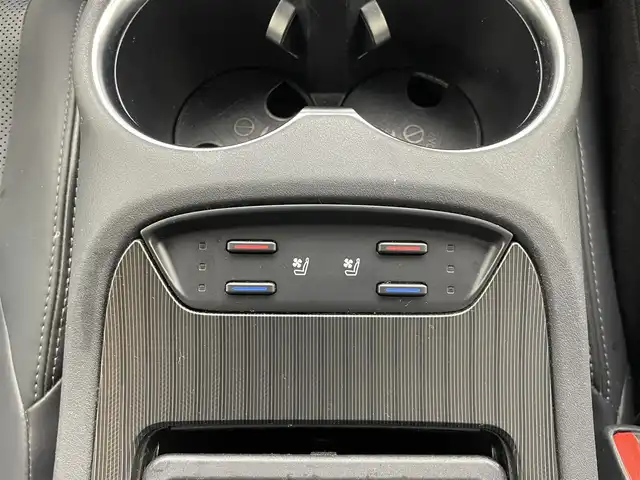 トヨタ ハリアー ハイブリッド Z レザーパッケージ 群馬県 2021(令3)年 4.4万km プレシャスブラックパール 調光パノラマルーフ(電動シェード/挟み込み防止機能付)/パノラミックビューモニター(シースルービュー機能付)/＝＝＝＝＝＝＝＝＝＝＝＝/12.3インチディスプレイオーディオ/(AM/FM/Bluetooth/フルセグTV/USB/AUX//AppleCarPlay/AndroidAuto)/ ・JBLサウンドシステム/デジタルインナーミラー/パワーバックドア/前席快適温熱シート/シートベンチレーション/ステアリングヒーター/ビルトインETC2.0/社外前後方ドライブレコーダー/ブラインドスポットモニター/リヤクロストラフィックオートブレーキ/インテリジェントクリアランスソナー/Toyota Safety Sense/ ・プリクラッシュセーフティ/ ・レーントレーシングアシスト/ ・レーダークルーズコントロール/ ・アダプティブハイビームシステム/ ・ロードサインアシスト/カラーヘッドアップディスプレイ/前席パワーシート(ポジションメモリ付き)/電動パーキングブレーキ/オートブレーキホールド/プッシュスタート/スマートキー