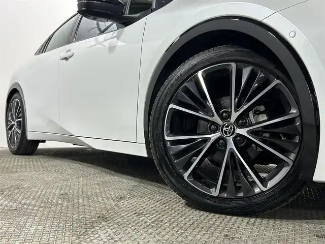 トヨタ プリウス Z 大阪府 2024(令6)年 0.7万km プラチナホワイトパールマイカ サンルーフ　３６０カメラ　純正ナビ（フルセグＴＶ／Ｂｌｕｅｔｏｏｔｈ）　パーキングアシスト　衝突軽減　デジタルインナーミラー　ＥＴＣ　電動リアゲート　パワーシート　シートヒーター　ハンドルヒーター