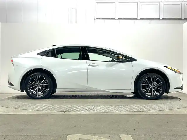 トヨタ プリウス Z 大阪府 2024(令6)年 0.7万km プラチナホワイトパールマイカ サンルーフ　３６０カメラ　純正ナビ（フルセグＴＶ／Ｂｌｕｅｔｏｏｔｈ）　パーキングアシスト　衝突軽減　デジタルインナーミラー　ＥＴＣ　電動リアゲート　パワーシート　シートヒーター　ハンドルヒーター