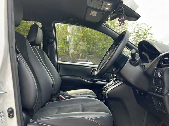 トヨタ ヴォクシー ZS 煌Ⅲ 京都府 2021(令3)年 3万km ホワイトパールクリスタルシャイン ワンオーナー/純正ナビ/・BT Audio/フルセグTV/CD/DVD/AM/FM/両側パワースライドドア/バックカメラ/クリアランスソナー/クルーズコントロール/プリクラッシュセーフティ/車線逸脱防止/横滑り防止/オートライト/オートハイビーム/オートリトラクタブルミラー/ビルトインETC/ドライブレコーダー/アイドリングストップ/ステアリングスイッチ/3列シート/プッシュスタート/純正フロアマット/保証書/取説
