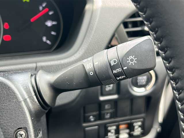 トヨタ ヴォクシー ZS 煌Ⅲ 京都府 2021(令3)年 3万km ホワイトパールクリスタルシャイン ワンオーナー/純正ナビ/・BT Audio/フルセグTV/CD/DVD/AM/FM/両側パワースライドドア/バックカメラ/クリアランスソナー/クルーズコントロール/プリクラッシュセーフティ/車線逸脱防止/横滑り防止/オートライト/オートハイビーム/オートリトラクタブルミラー/ビルトインETC/ドライブレコーダー/アイドリングストップ/ステアリングスイッチ/3列シート/プッシュスタート/純正フロアマット/保証書/取説