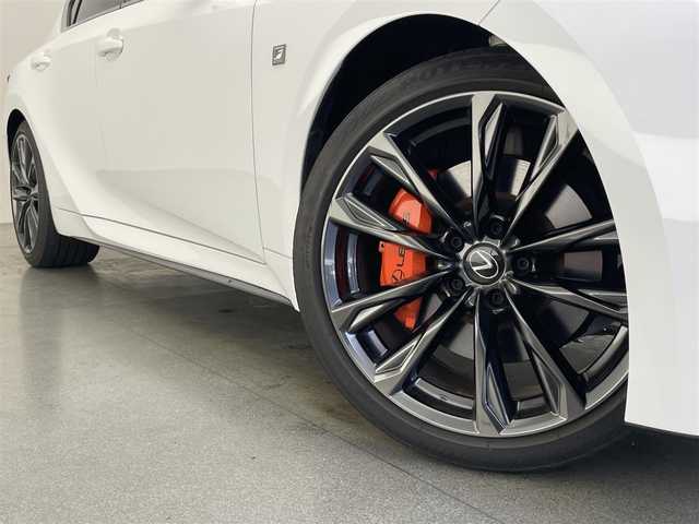 レクサス ＩＳ 300h Fスポーツ 愛知県 2023(令5)年 3.3万km ホワイトノーヴァガラスフレーク 純１０型ＤＡナビ　フルセグＴＶ　全方位カメラ　橙ブレーキキャリパー　ムーンルーフ　リアスポイラーエアロ　赤革　ＢＳＭ　ＥＴＣ２．０　３眼ＬＥＤヘッドライト　追従クルコン　衝突軽減　純Ｆマット　禁煙車　nanoeX