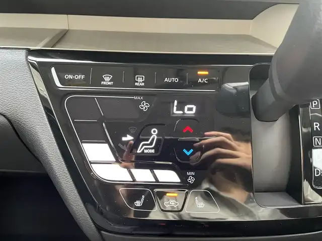 三菱 デリカミニ T プレミアム 滋賀県 2025(令7)年 0.1千km 白Ⅱ 届出済未使用車/純正９型ディスプレイオーディオ/Bluetooth/全方位カメラ/両側電動スライドドア/コーナーセンサー/マイパイロット/デジタルインナーミラー/ステアリングヒーター/シートヒーター/ハーフレザー/LEDヘッドライト/オートライト/オートハイビーム/プッシュスタート/スマートキー