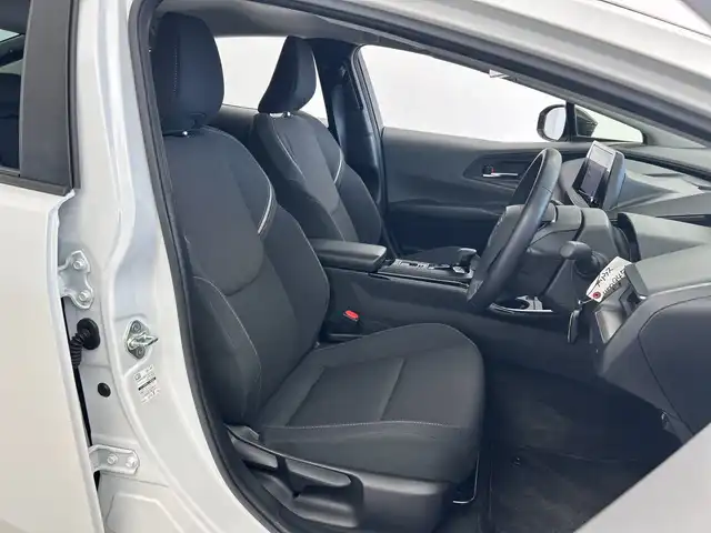 トヨタ プリウス G 三重県 2023(令5)年 1.3万km プラチナホワイトパールマイカ 禁煙車/純正８型ナビ　/バックカメラ　/オプション１９インチＡＷ　/車高調（ノーマルサス積込）　/ＢＳＭ　/社外デジタルミラー型ドラレコ　/１００Ｖ電源　/衝突軽減ブレーキ/レーダークルーズコントロール　/ＥＴＣ２．０　/ＬＥＤライト/オートライト/オートハイビーム機能