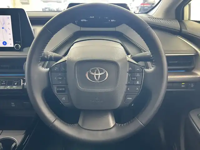 トヨタ プリウス G 三重県 2023(令5)年 1.3万km プラチナホワイトパールマイカ 禁煙車/純正８型ナビ　/バックカメラ　/オプション１９インチＡＷ　/車高調（ノーマルサス積込）　/ＢＳＭ　/社外デジタルミラー型ドラレコ　/１００Ｖ電源　/衝突軽減ブレーキ/レーダークルーズコントロール　/ＥＴＣ２．０　/ＬＥＤライト/オートライト/オートハイビーム機能