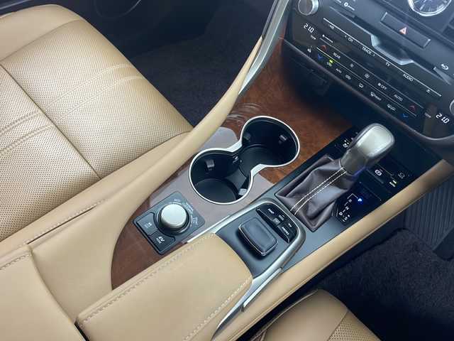 レクサス ＲＸ 450hL 大阪府 2019(平31)年 3.8万km ソニッククォーツ 純正12.3インチナビ/・TV/・SD/・Bluetooth/・AUX/・AMFM/・CD/DVD/・パノラミックビューモニター/サンルーフ/シートヒーター/エアシート/ステアリングヒーター/電動パーキングブレーキ/電動格納サードシート/追従型クルーズコントロール/メモリーシート/クリアランスソナー/BSM/ヘッドアップディスプレイ