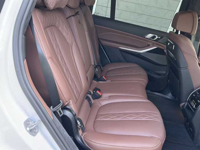 ＢＭＷ ＢＭＷ Ｘ７ xDrive40d Mスポーツ 埼玉県 2023(令5)年 1.3万km アルピンホワイトⅢ ワンオーナー/純正ナビ/スカイラウンジサンルーフ/パノラマルーフ/エアサス/保冷カップ/ハーマンカードンスピーカー/全席シートヒーター/シートマッサージDN席/ステアリングヒーター/パワーシート/パーキングアシスト/ブラインドスポットモニター/全方位カメラ/衝突軽減/側面衝突警告/レーンアシスト/追従クルコン/TRC/ダウンヒルアシストコントロール/置くだけ充電/AFS/LEDヘッド/パドルシフト/電格ミラー/保証書/スペア１