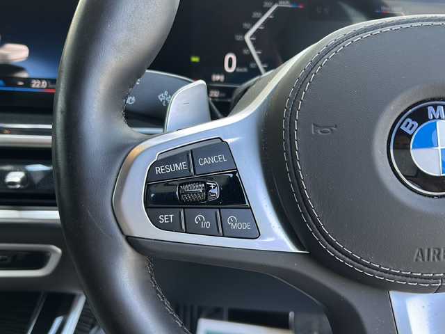 ＢＭＷ ＢＭＷ Ｘ７ xDrive40d Mスポーツ 埼玉県 2023(令5)年 1.3万km アルピンホワイトⅢ ワンオーナー/純正ナビ/スカイラウンジサンルーフ/パノラマルーフ/エアサス/保冷カップ/ハーマンカードンスピーカー/全席シートヒーター/シートマッサージDN席/ステアリングヒーター/パワーシート/パーキングアシスト/ブラインドスポットモニター/全方位カメラ/衝突軽減/側面衝突警告/レーンアシスト/追従クルコン/TRC/ダウンヒルアシストコントロール/置くだけ充電/AFS/LEDヘッド/パドルシフト/電格ミラー/保証書/スペア１