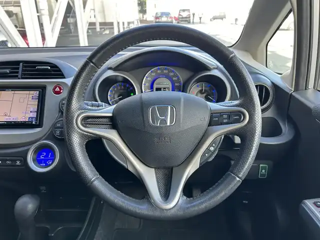 ホンダ フィット ハイブリット スマート セレクション 静岡県 2011(平23)年 2.9万km アラバスターシルバーメタリック 社外7インチナビ/（CD/DVD/FM/AM/USB）/ワンセグTV/バックカメラ/オートライト/ETC車載器/スマートキー/クルーズコントロール/オートエアコン/純正15AW