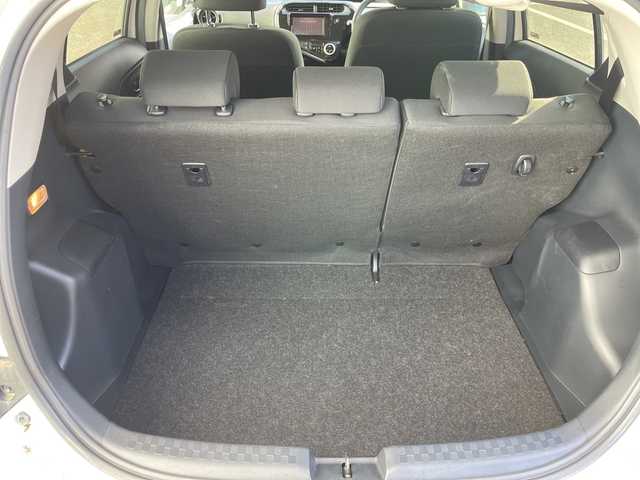 トヨタ アクア S スタイルブラック 大阪府 2019(平31)年 1.9万km ホワイトパールクリスタルシャイン 純正ナビ　/   フルセグＴＶ/ＣＤ／ＤＶＤ/Bluetooth/衝突軽減ブレーキ　/クリアランスソナー/バックモニター/レーンキープアシスト　　/ステアリングスイッチ　/純正フロアマット　/プッシュスタート　/スマートキー　/オートマチックハイビーム　/ビルトインＥＴＣ