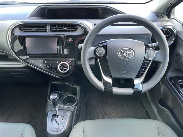 トヨタ アクア S スタイルブラック 大阪府 2019(平31)年 1.9万km ホワイトパールクリスタルシャイン 純正ナビ　/   フルセグＴＶ/ＣＤ／ＤＶＤ/Bluetooth/衝突軽減ブレーキ　/クリアランスソナー/バックモニター/レーンキープアシスト　　/ステアリングスイッチ　/純正フロアマット　/プッシュスタート　/スマートキー　/オートマチックハイビーム　/ビルトインＥＴＣ