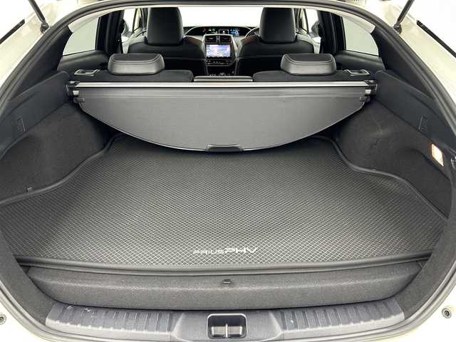 トヨタ プリウス ＰＨＶ S GRスポーツ 岡山県 2018(平30)年 10.5万km ホワイトパールクリスタルシャイン 純正９インチナビ　衝突軽減ブレーキ　レーダークルーズコントロール　ビルトインＥＴＣ２．０　ドライブレコーダー　シートヒーター　バックカメラ　フルセグＴＶ　Ｂｌｕｅｔｏｏｔｈ　オートＬＥＤヘッドライト　
