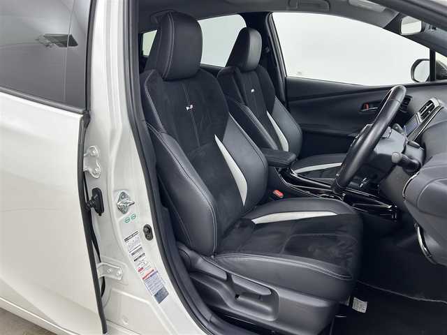 トヨタ プリウス ＰＨＶ S GRスポーツ 岡山県 2018(平30)年 10.5万km ホワイトパールクリスタルシャイン 純正９インチナビ　衝突軽減ブレーキ　レーダークルーズコントロール　ビルトインＥＴＣ２．０　ドライブレコーダー　シートヒーター　バックカメラ　フルセグＴＶ　Ｂｌｕｅｔｏｏｔｈ　オートＬＥＤヘッドライト　