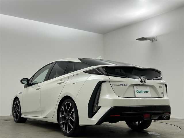 トヨタ プリウス ＰＨＶ S GRスポーツ 岡山県 2018(平30)年 10.5万km ホワイトパールクリスタルシャイン 純正９インチナビ　衝突軽減ブレーキ　レーダークルーズコントロール　ビルトインＥＴＣ２．０　ドライブレコーダー　シートヒーター　バックカメラ　フルセグＴＶ　Ｂｌｕｅｔｏｏｔｈ　オートＬＥＤヘッドライト　