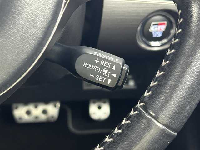 トヨタ プリウス ＰＨＶ S GRスポーツ 岡山県 2018(平30)年 10.5万km ホワイトパールクリスタルシャイン 純正９インチナビ　衝突軽減ブレーキ　レーダークルーズコントロール　ビルトインＥＴＣ２．０　ドライブレコーダー　シートヒーター　バックカメラ　フルセグＴＶ　Ｂｌｕｅｔｏｏｔｈ　オートＬＥＤヘッドライト　