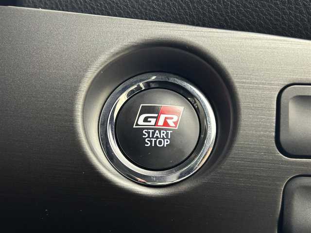 トヨタ プリウス ＰＨＶ S GRスポーツ 岡山県 2018(平30)年 10.5万km ホワイトパールクリスタルシャイン 純正９インチナビ　衝突軽減ブレーキ　レーダークルーズコントロール　ビルトインＥＴＣ２．０　ドライブレコーダー　シートヒーター　バックカメラ　フルセグＴＶ　Ｂｌｕｅｔｏｏｔｈ　オートＬＥＤヘッドライト　
