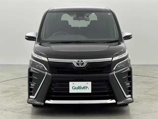 トヨタ ヴォクシー ZS 煌Ⅱ 福岡県 2020(令2)年 6.8万km イナズマスパーキングブラックガラスフレーク 純正１２．１型後席モニター　/純正９型ナビ　/バックカメラ　/ＥＴＣ２．０　/前後ドラレコ　/クルコン　/コーナーセンサー　/衝突軽減ブレーキ　/レーンキープ　/ＰＫＳＢ　/ＭＴモード付き　/両側電動スライドドア　/ＬＥＤヘッドライト