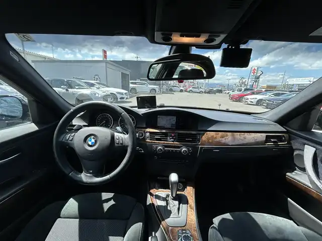 ＢＭＷ ３２５ｉ Mスポーツ 滋賀県 2009(平21)年 12.1万km 黒 ・パワーシート/・スマートキー/・後付バックカメラ＆モニター/・リアスポイラー/・DVD再生機能付き純正ナビ